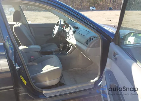 2005 Toyota Camry Le V6 z USA, uszkodzony, nr VIN 4T1BF30K95U085507